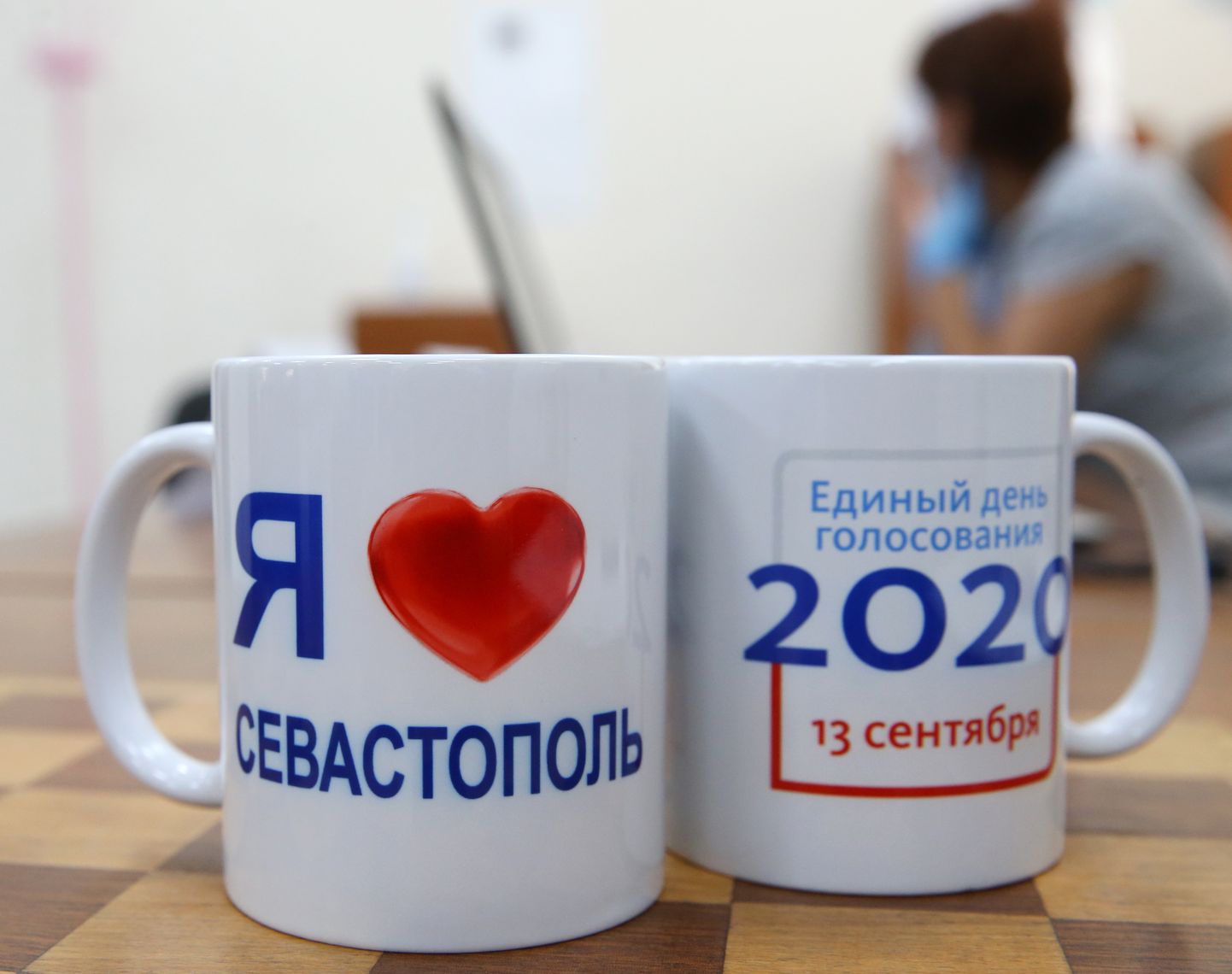 Чашки с символикой выборов.