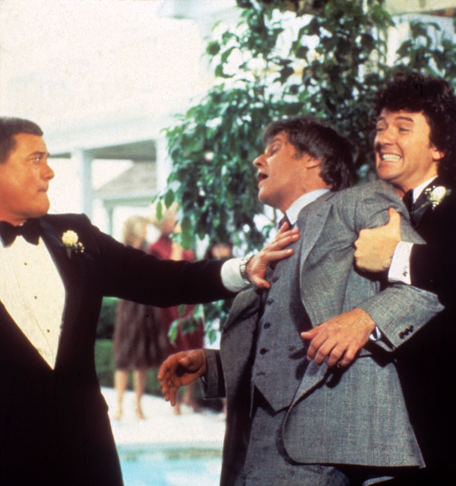 Kaader seriaalist «Dallas»: vasakul J.R. Ewing (Larry Hagman), keskel Cliff Barnes (Ken Kercheval) ja paremal Bobby Ewing (Patrick Duffy)