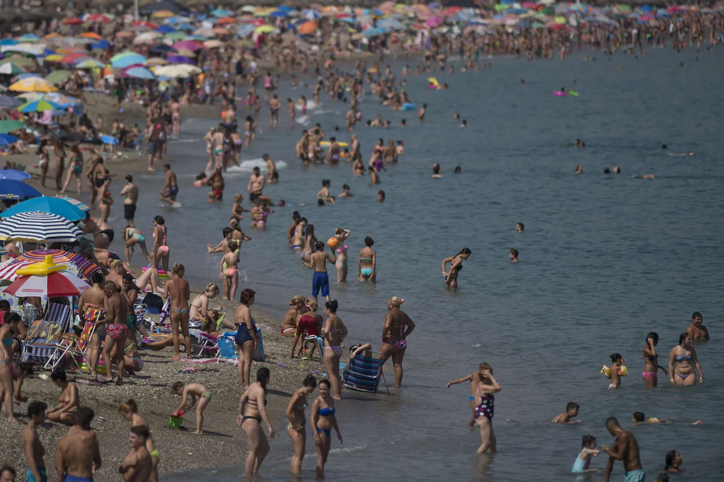 Suverõõmude nautijad Hispaanias Malaga rannal