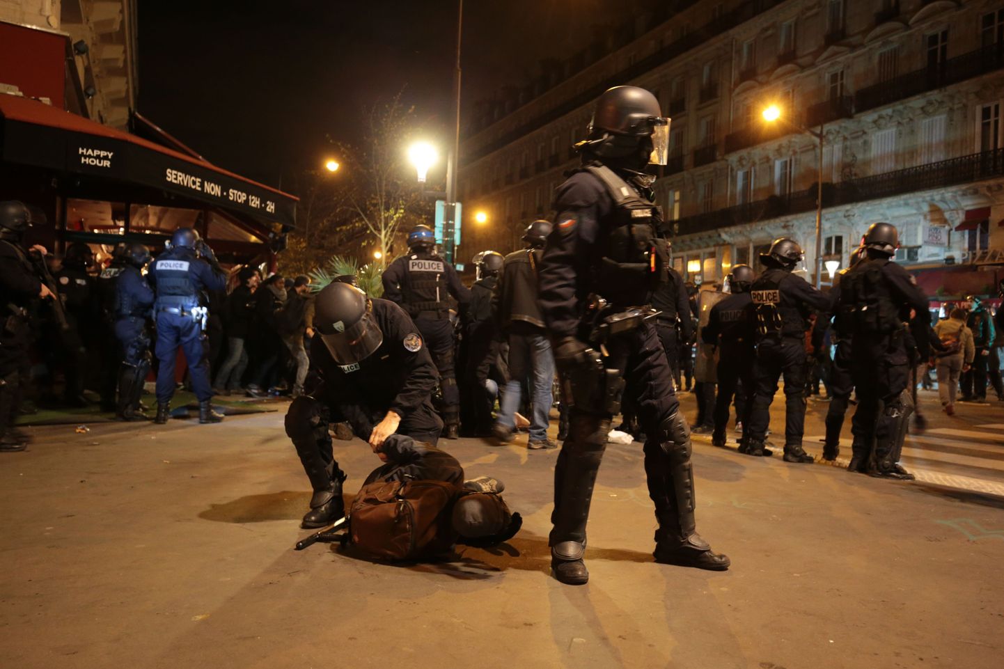 Во Франции 24 полицейских получили ранения в ходе протестов против изменения трудового законодательства.