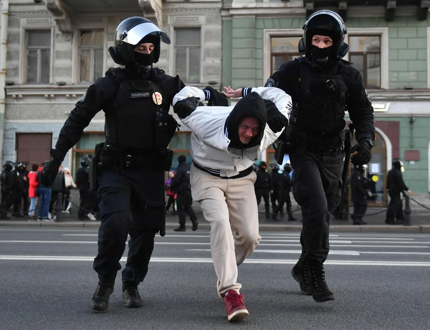 Vene politseinikud lohistavad Peterburis kaasa mobilisatsiooni vastu meelt avaldanud meest. FOTO: Afp/scanpix
