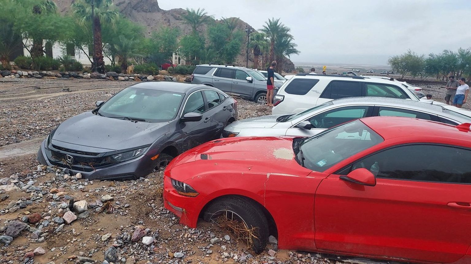 Tulvaveega kuhjunud sõidukid Surmaorus.