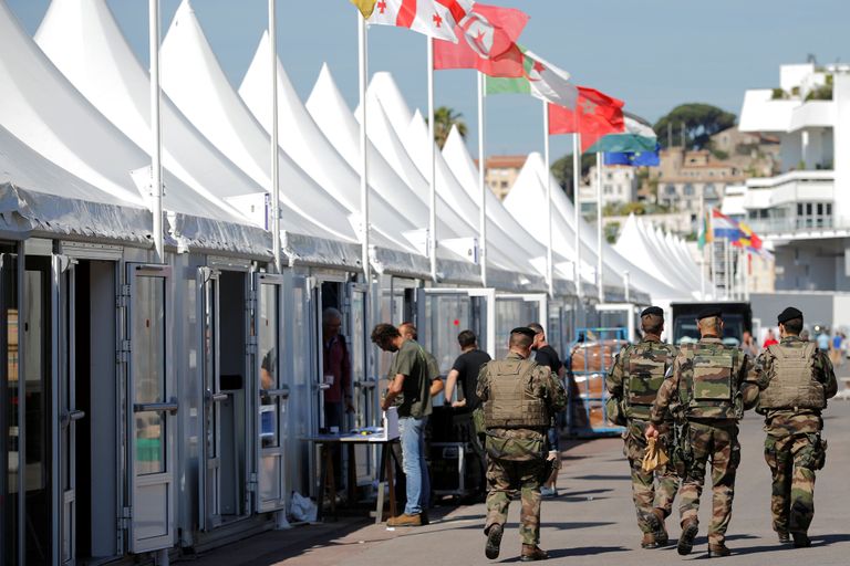 Prantsuse sõdurid patrullivad Cannes'is – festivali võib külastada vastvalitud president.