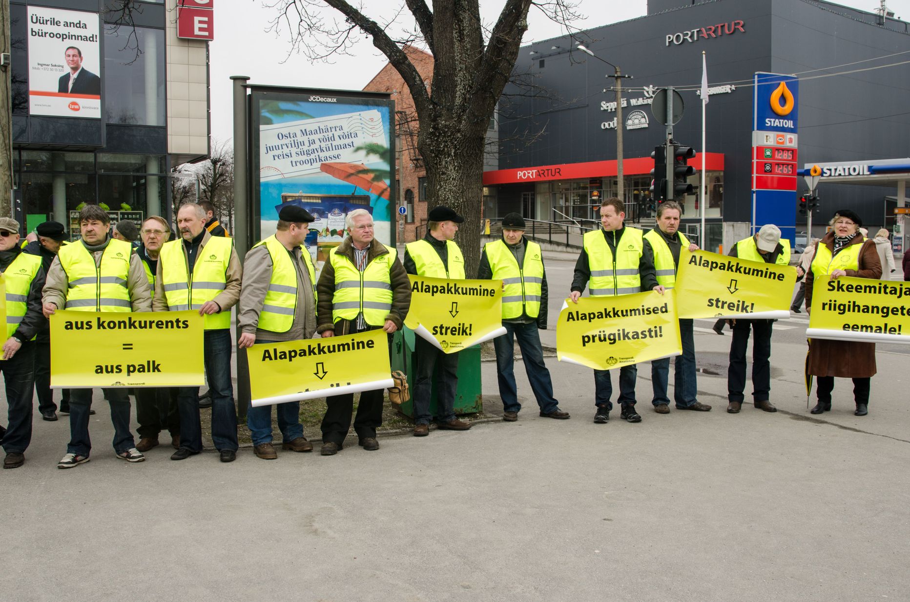 Palgatõusu need ATKO Grupi Pärnumaa bussijuhid, kes varem teenisid üleriigiliselt kokkulepitud bussijuhtide miinimumpalka 700 eurot kuus. Fotol aprilli alguses Pärnu bussijaamas toimunud bussijuhtide pikett, kus nõuti palgatõusu.