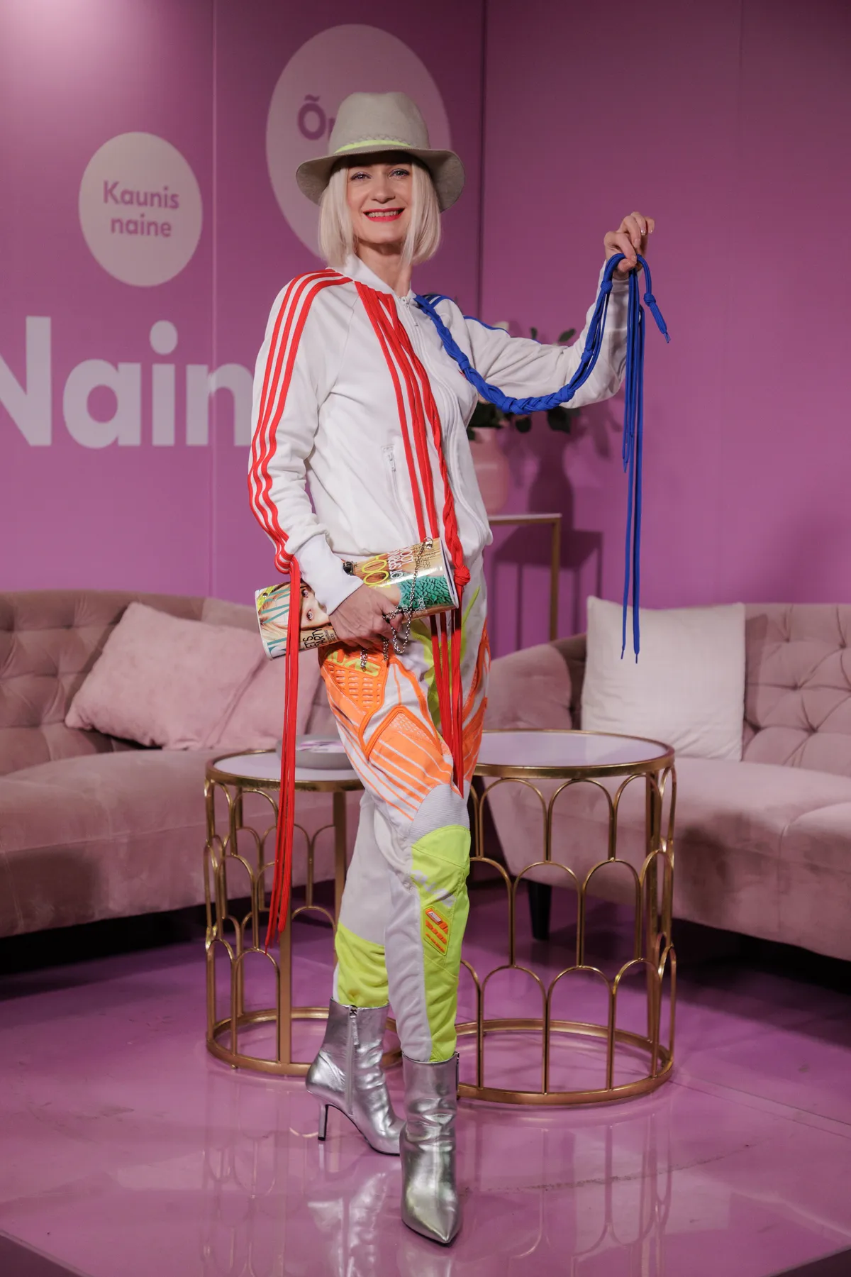 Brigitty Luus armastab värve ja väljapaistvat stiili. Sportlikult kelmikas komplekt koosneb «Bon Voyage» Special Panizza Italia kaabust, dressipluusist Adidas Original Private kollektsiooni dressipluusist ja Alias MX Advance motopükstest. Saapad ja kott on moesaak Hongkongi reisilt.