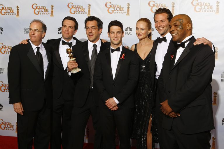Režissöör Todd Philips (vasakult kolmas) poseerimas filmi «Pohmakas» näitlejatega Golden Globe Awards auhinnagalal 2010. aastal.  