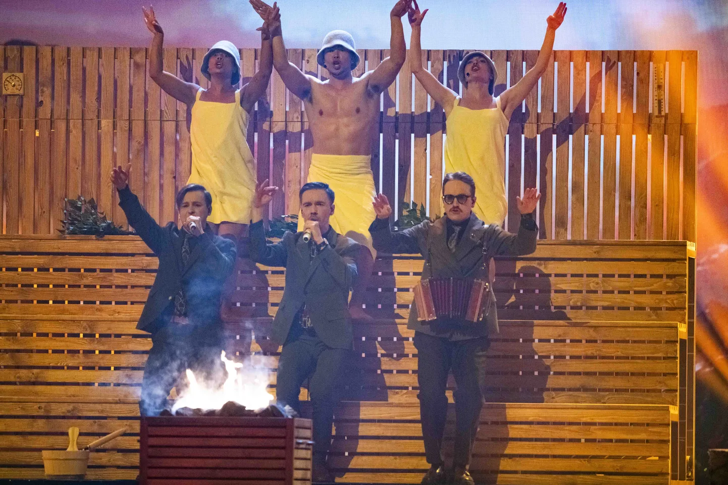 Selle aasta Eurovisioonil Rootsit esindav Soome huumoribänd KAJ 12. mail 2025 Šveitsis Baselis lavaproovis. Nad kannavad ette rootsikeelse pala «Bara bada bastu», milles on kuulda ka soome keelt, kaasa arvatud sõna «perkele».