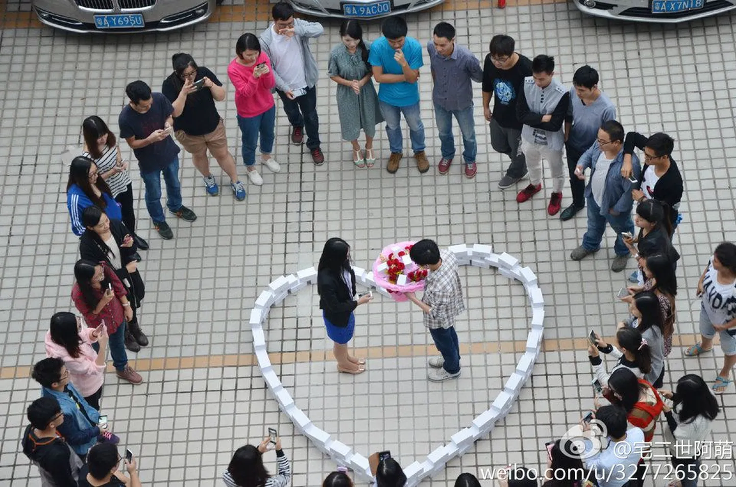 Китаянка отказала в замужестве мужчине, подарившему ей сердце из 99 айфонов.