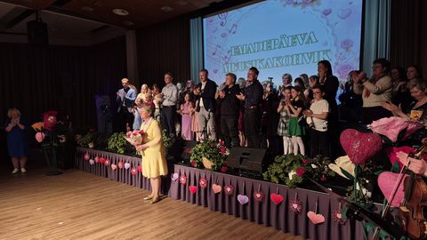 VIDEO ⟩ Emadepäeva muusikakohvik Strandis tipnes üllatusega