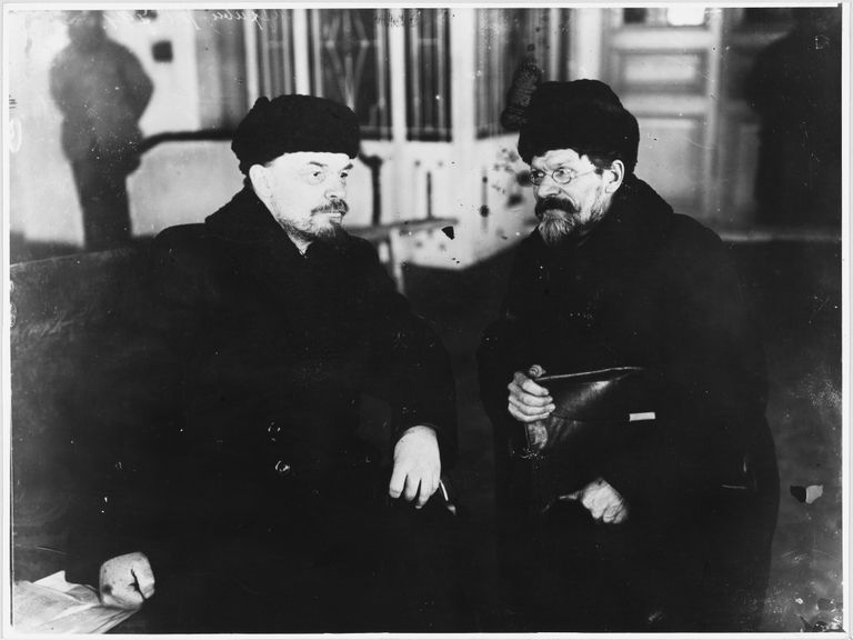 Mihhail Kalinin koos oma sõbra ja seltsimehe V.I. Leniniga.