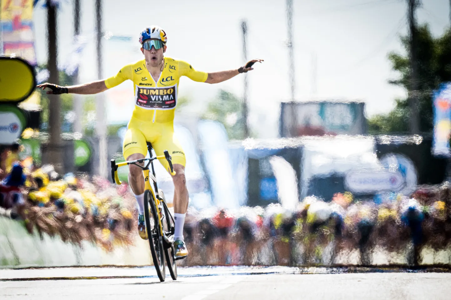 Wout van Aert võidukalt finišisse kihutamas.