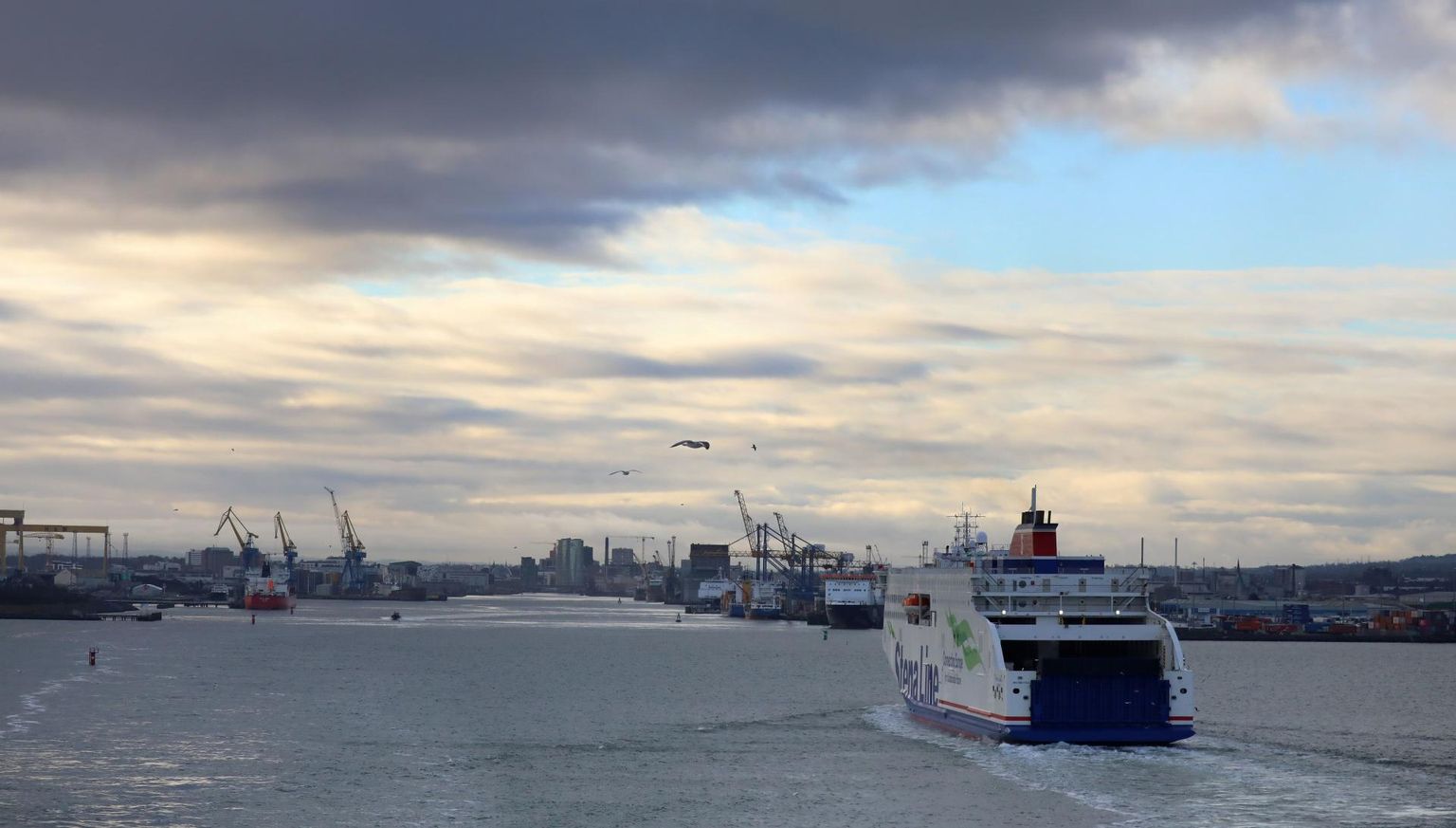 Laevafirma Stena Line kahekordistas ro-ro-parvlaevade väljumiste arvu Cherbourgi-Rosslare’i liinil, et tagada kaubavedu Euroopa Liitu kuuluvate Prantsusmaa ja Iirimaa vahel. 