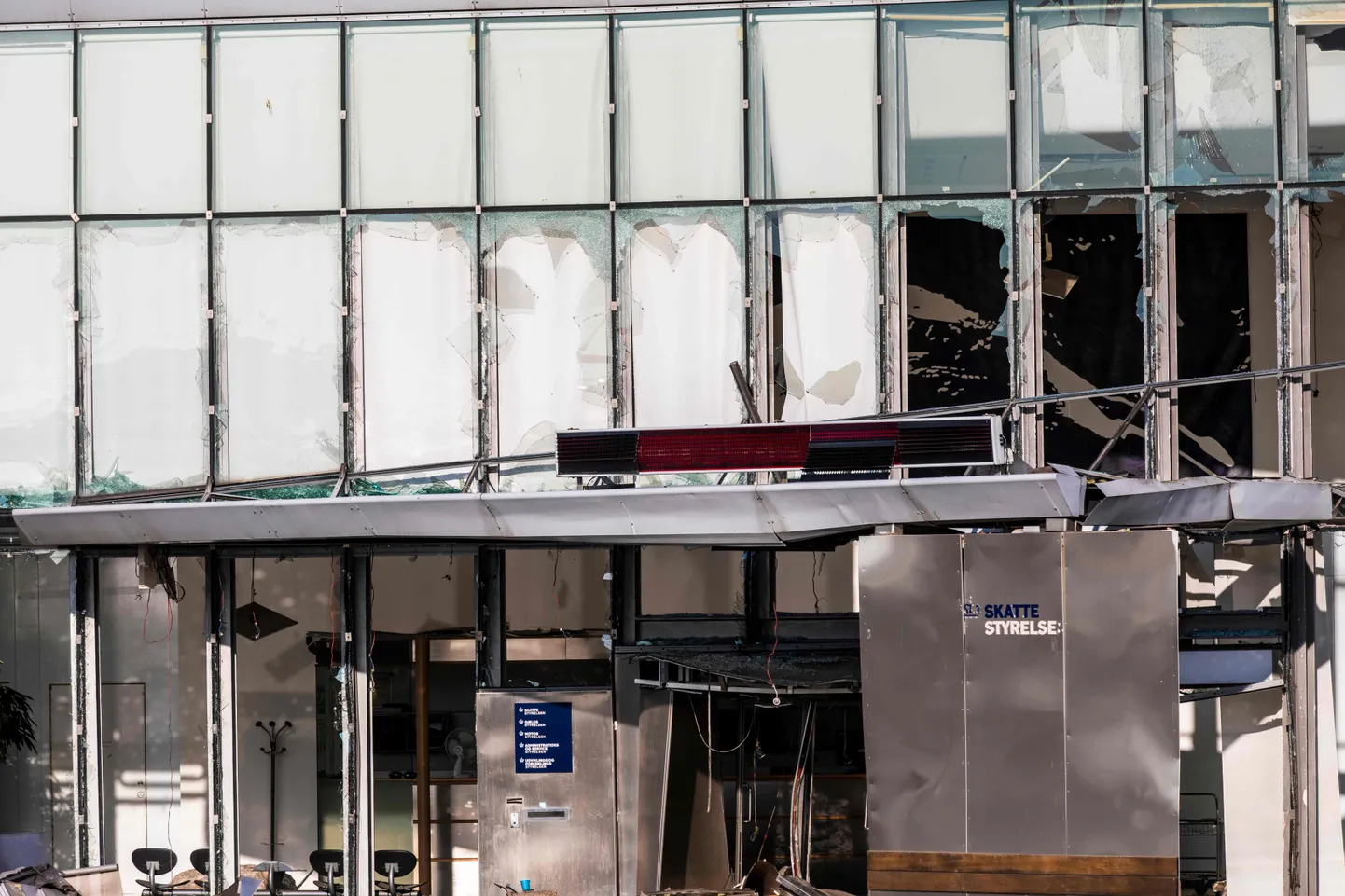 Pilt Taani maksuameti peakorteri fassaadist, mida kahjustas hoone ees 6. augusti hilisõhtul kärgatanud plahvatus.