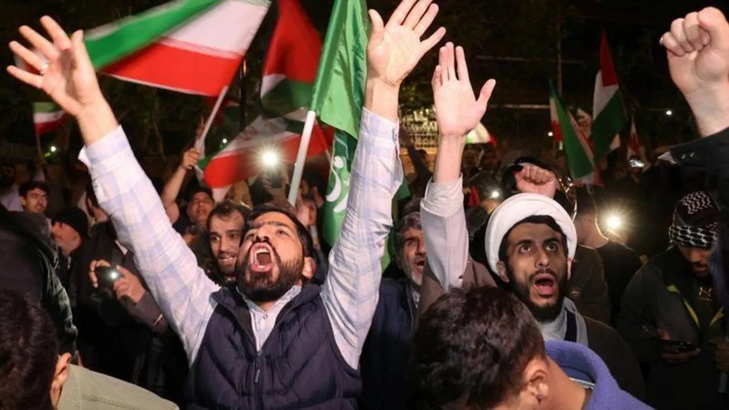 Жители Тегерана после запуска дронов и ракет по Израилю.