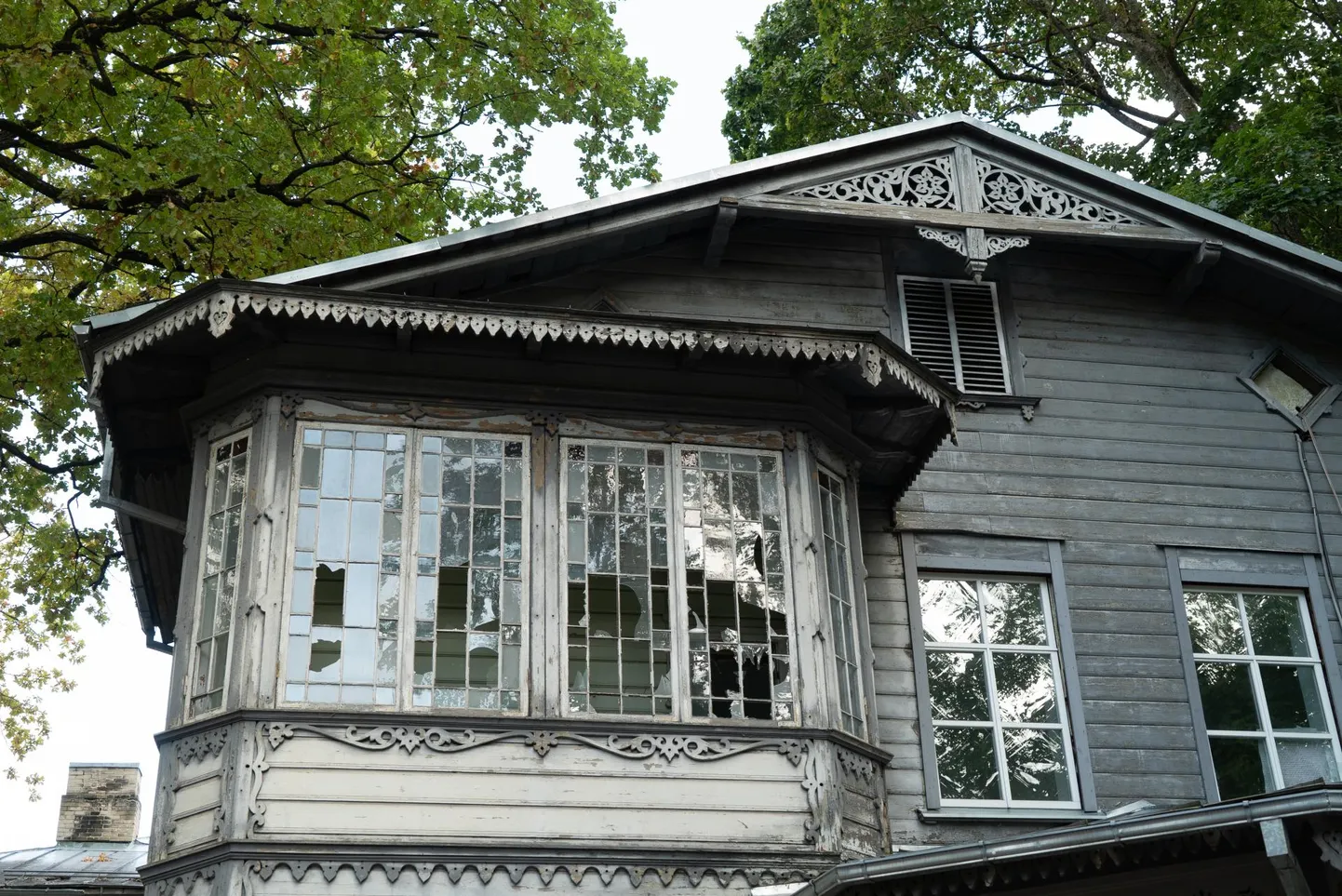 Veranda klaasruudud tuleb Ergo Mõttusel taastada, sest need kuuluvad muinsuskaitse alla.