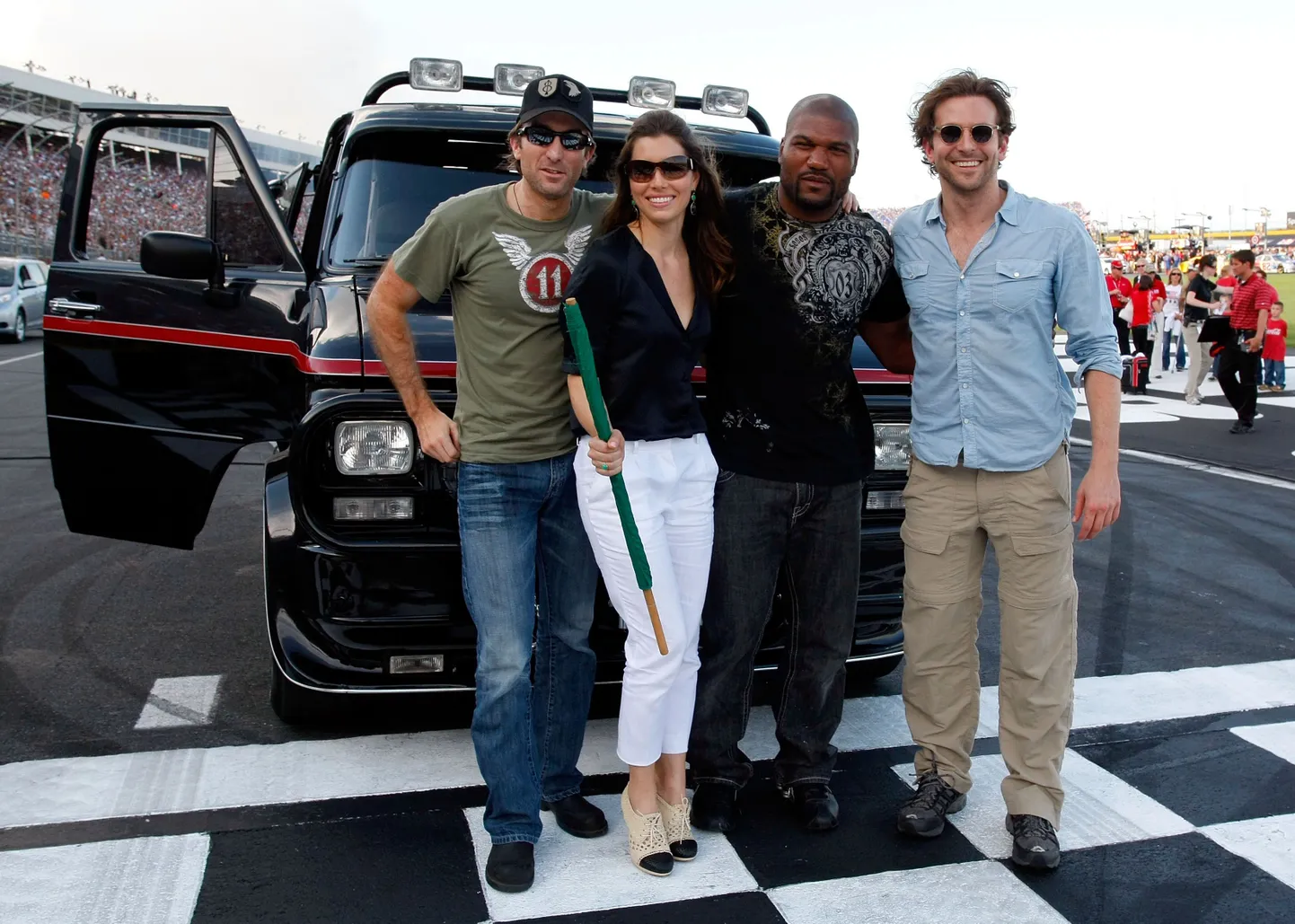 Sharlto Copley, Jessica Biel, Quinton 'Rampage' Jackson ja Bradley Cooper näitlevad filmis A-Rühm