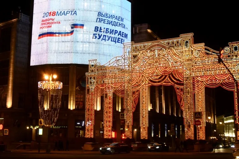Камергерский переулок - вид на центральный телеграф с рекламой