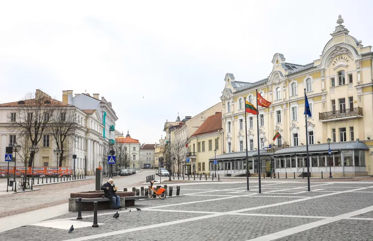Leedu Vilniuse vanalinn, kus restoranid ja kohvikud tohivad tegutseda väljas, lauad tuleb panna kahemeetrise vahega