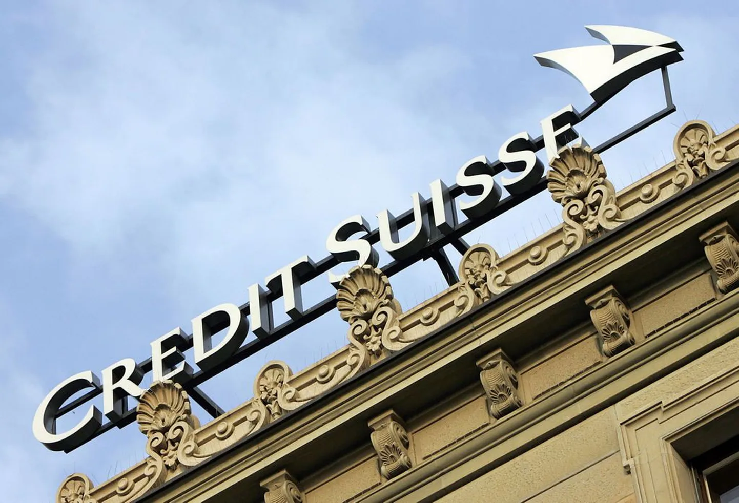 Pildil on Šveitsi panga Credit Suisse peahoone katusekarniis Zürichis.  .