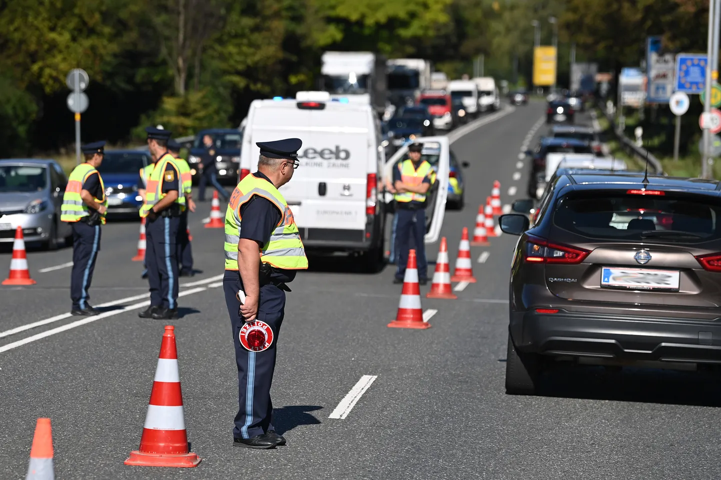 Saksa politsei kontrollib tõhustatud piirikontrolli raames autosid.