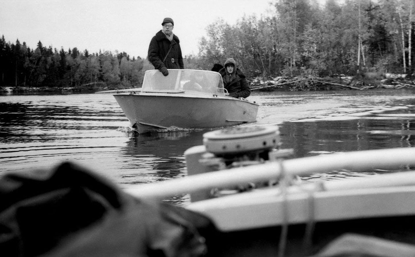 Lennart Meri (esiplaanil) sõitmas filmi «Veelinnurahvas» võtete ajal mootorpaadiga handide juurde Hullori külla.
