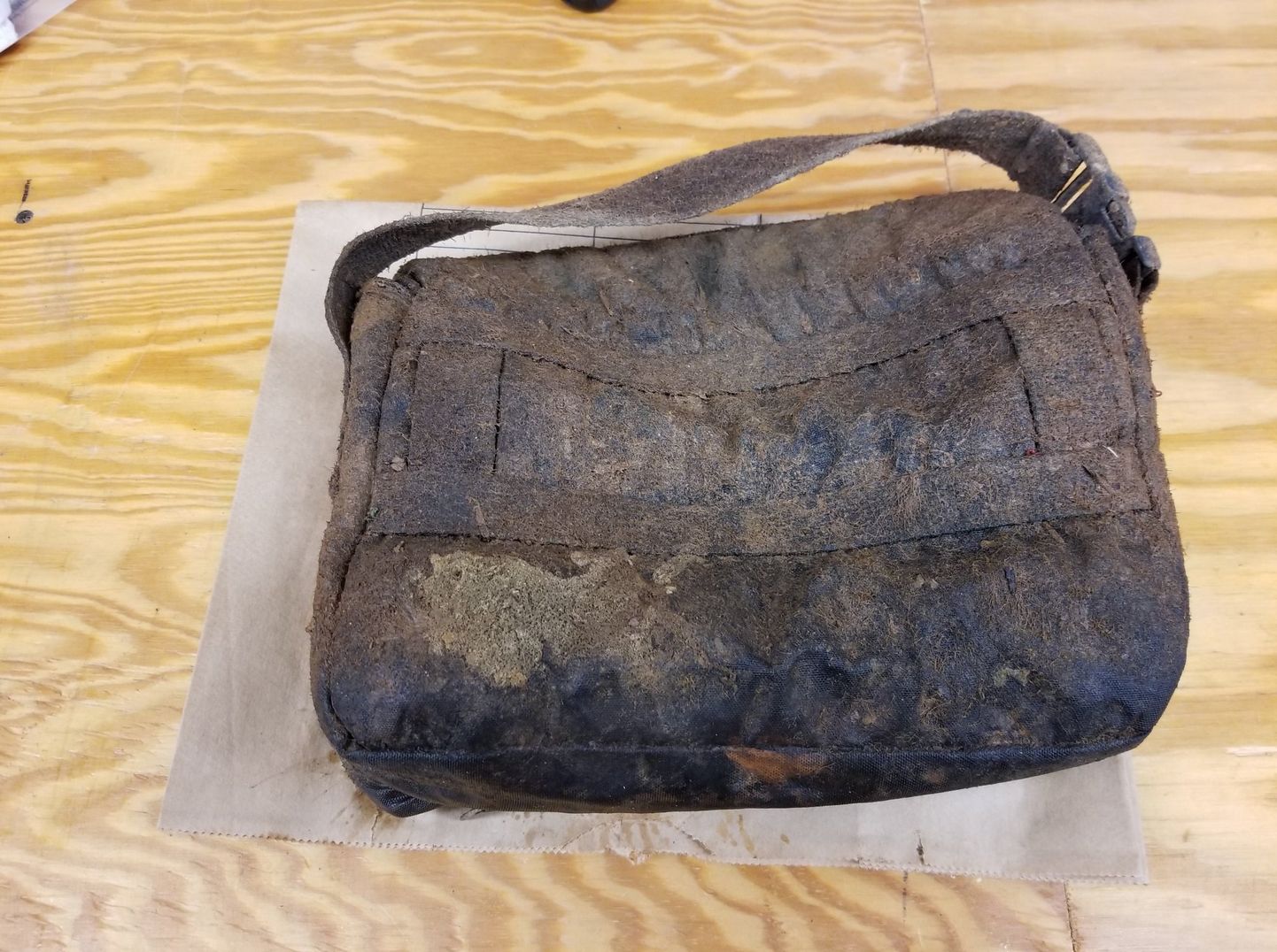Oconee tehisjärve visatud kott, milles oli relvi ja ehteid