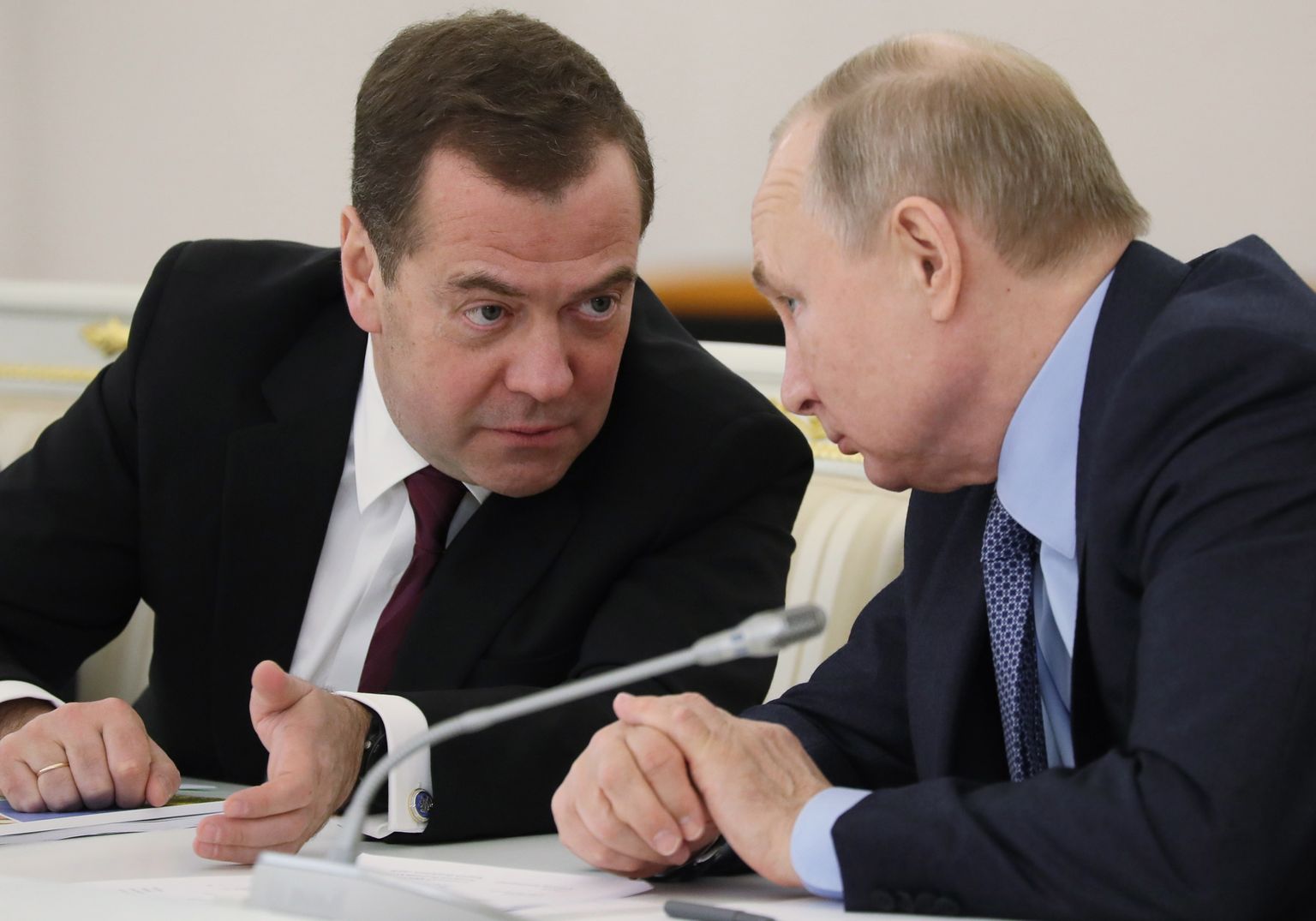 Venemaa julgeolekunõukogu aseesimees Dmitri Medvedev (vasakul) ja Venemaa president Vladimir Putin (paremal).