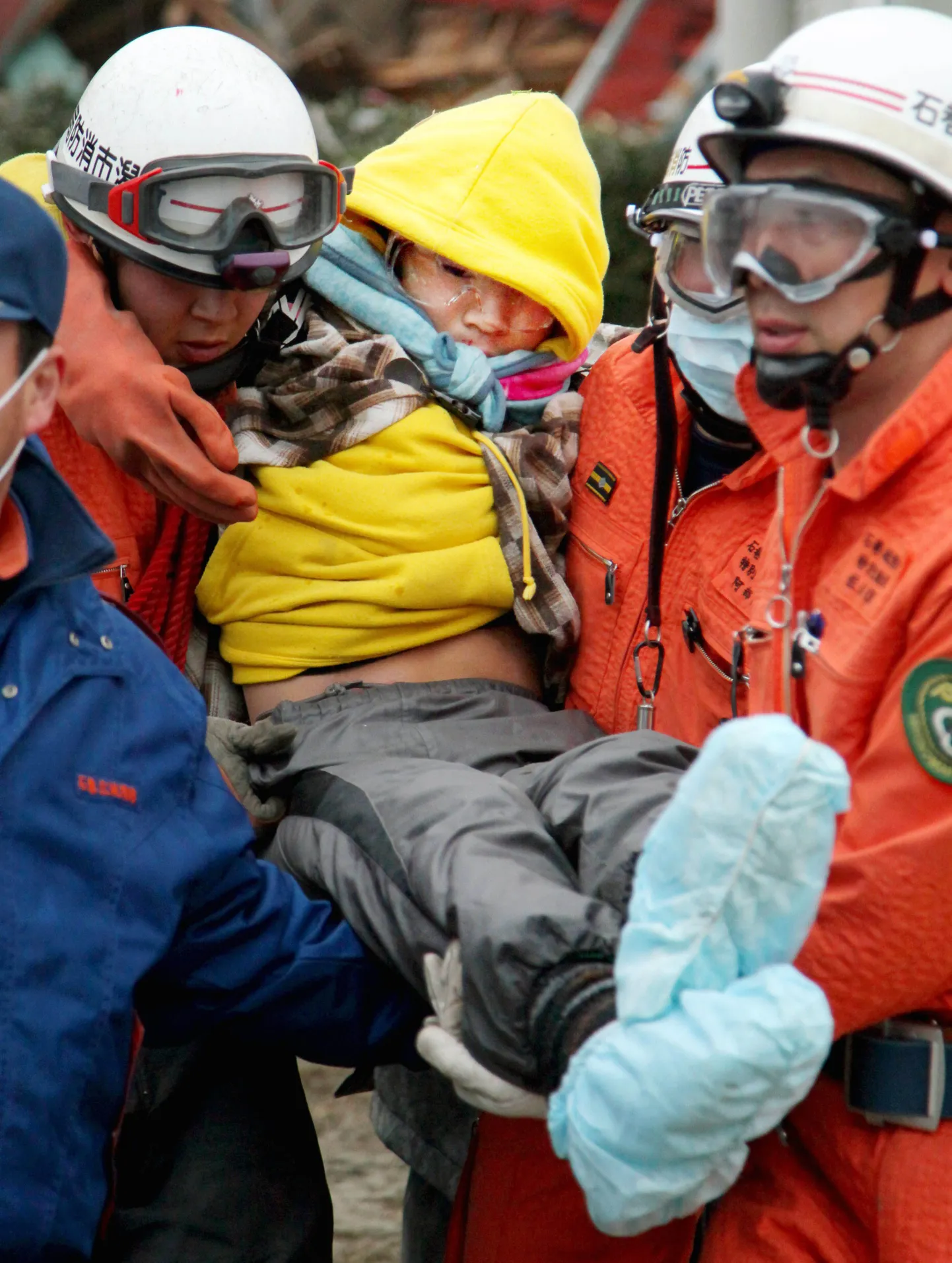 Päästjad toimetamas rusude vahelt leitud Jin Abet haiglasse.