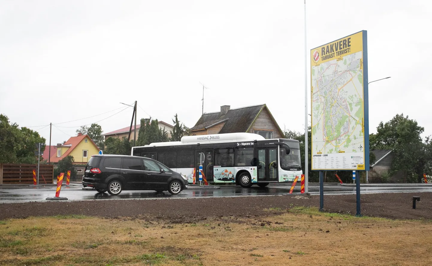Eile pärastlõunal märkas üks viisakas sohver bussijuhi kimbatust ja andis talle teed. Sõiduauto taha jäi veel neli-viis sõidukit ja viadukti poolt lähenes umbes sama palju.