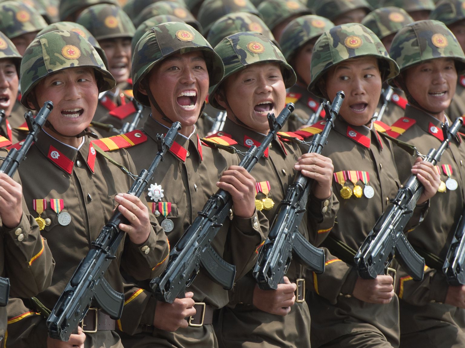 Ziemeļkorejas karavīri militārajā parādē. Ilustratīvs attēls