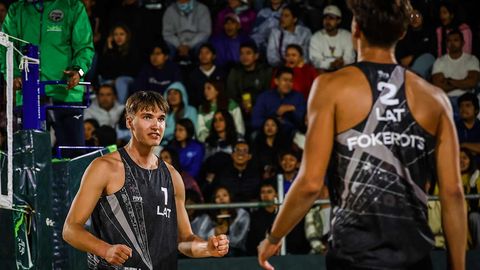 Pasaules U-21 pludmales volejbola čempionāta finālu sasniedz Auziņš/Fokerots