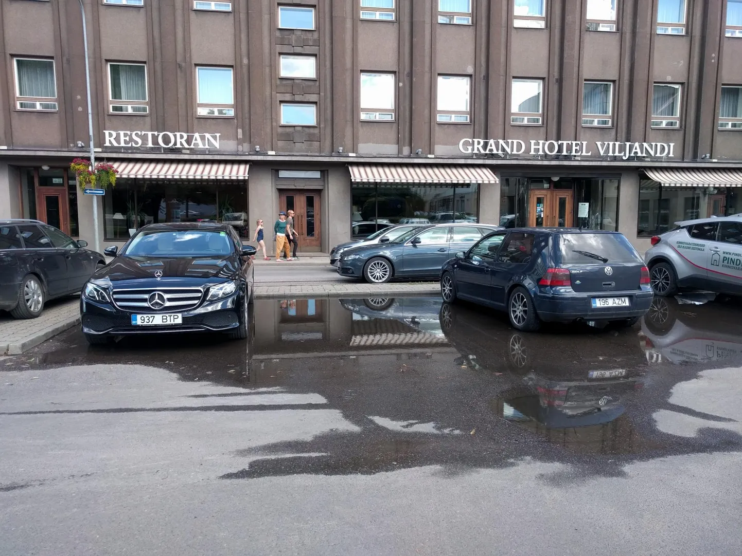 Autojuhid, kes ei taha vette astuda, jätavad oma sõiduki mujale.