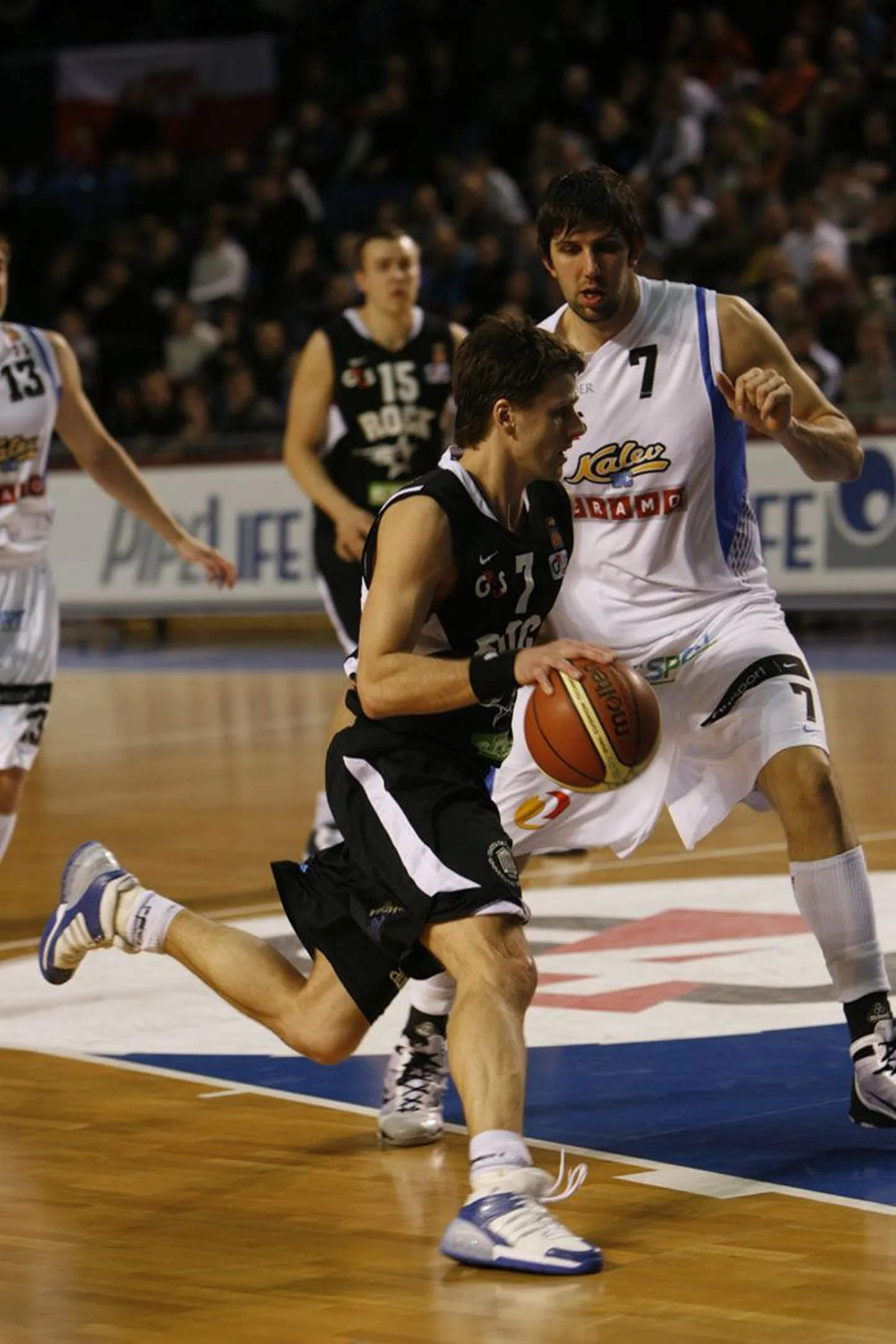 Kalev/Cramo uus keskmängija Kevin Owens (paremal) üritab takistada Tanel Teini.