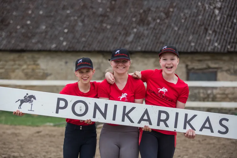 Rõõmsad Ponikarika fännid Rahula tallis.
