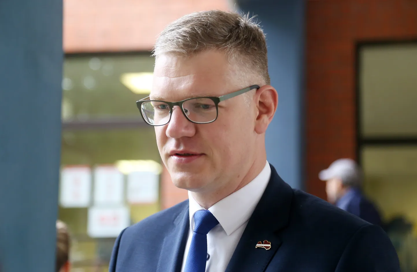 Partiju apvienības "Jaunā vienotība" Rīgas mēra amata kandidāts Vilnis Ķirsis atbild uz žurnālistu jautājumiem pēc balss nodošanas Rīgas domes ārkārtas vēlēšanās 21. vēlēšanu iecirknī Rīgas Valsts vācu ģimnāzijā.