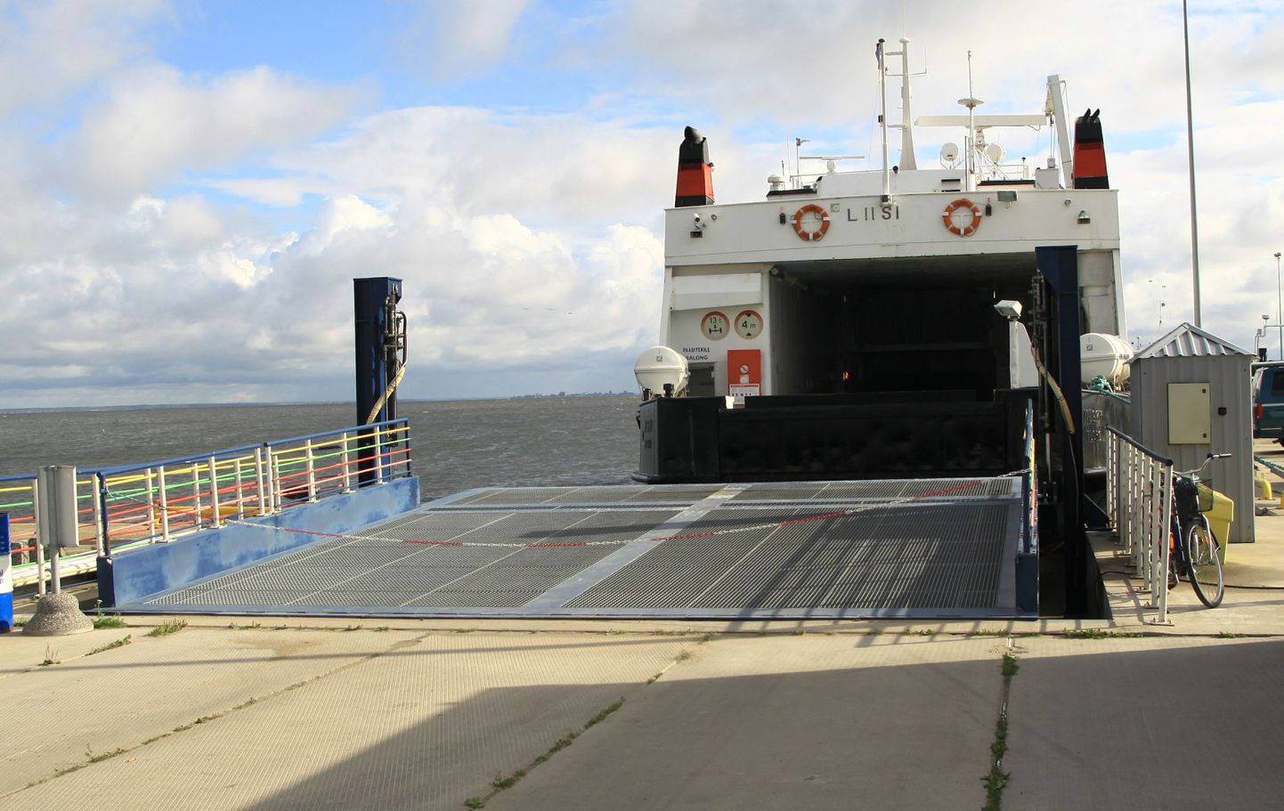 Praegu toimub mandri ja Kihnu saare vahel praamiühendus parvlaevadeag Liisi ja Amalie.