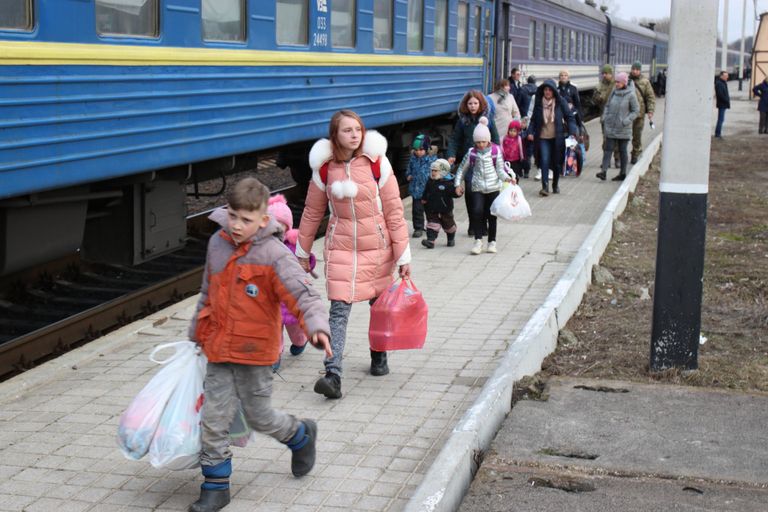 Evakuatsiooni erirongi väljumine Luganski oblasti Lissitšanski raudteejaamast eile.