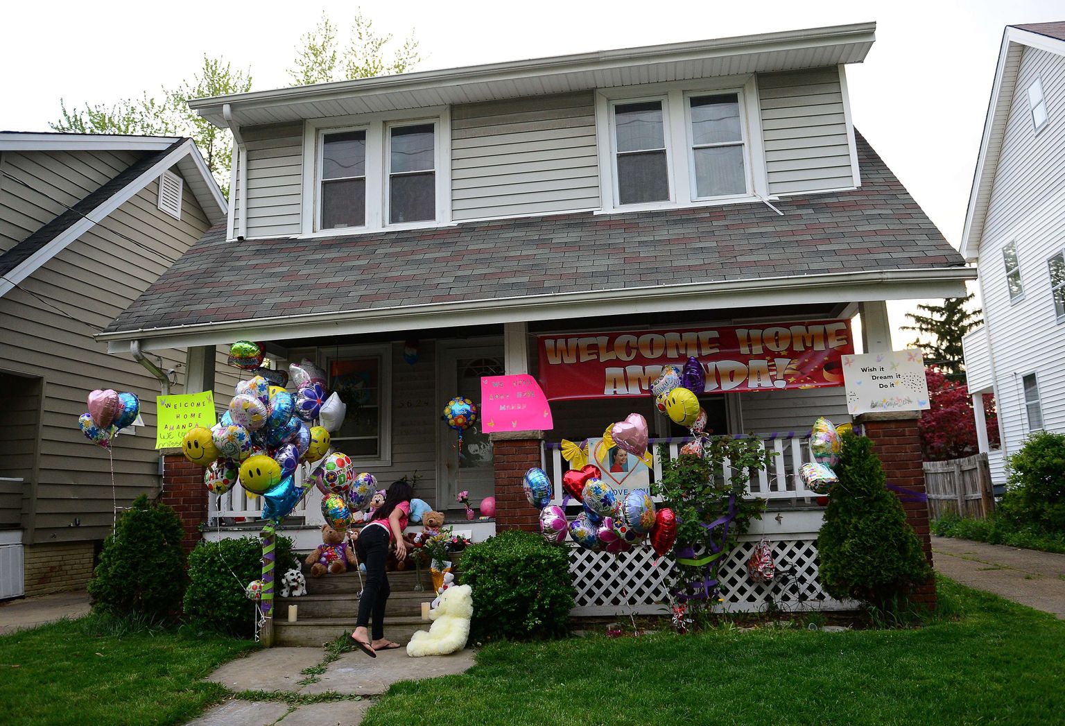 Õhupallid ja lilled Amanda Berry kodumaja juures