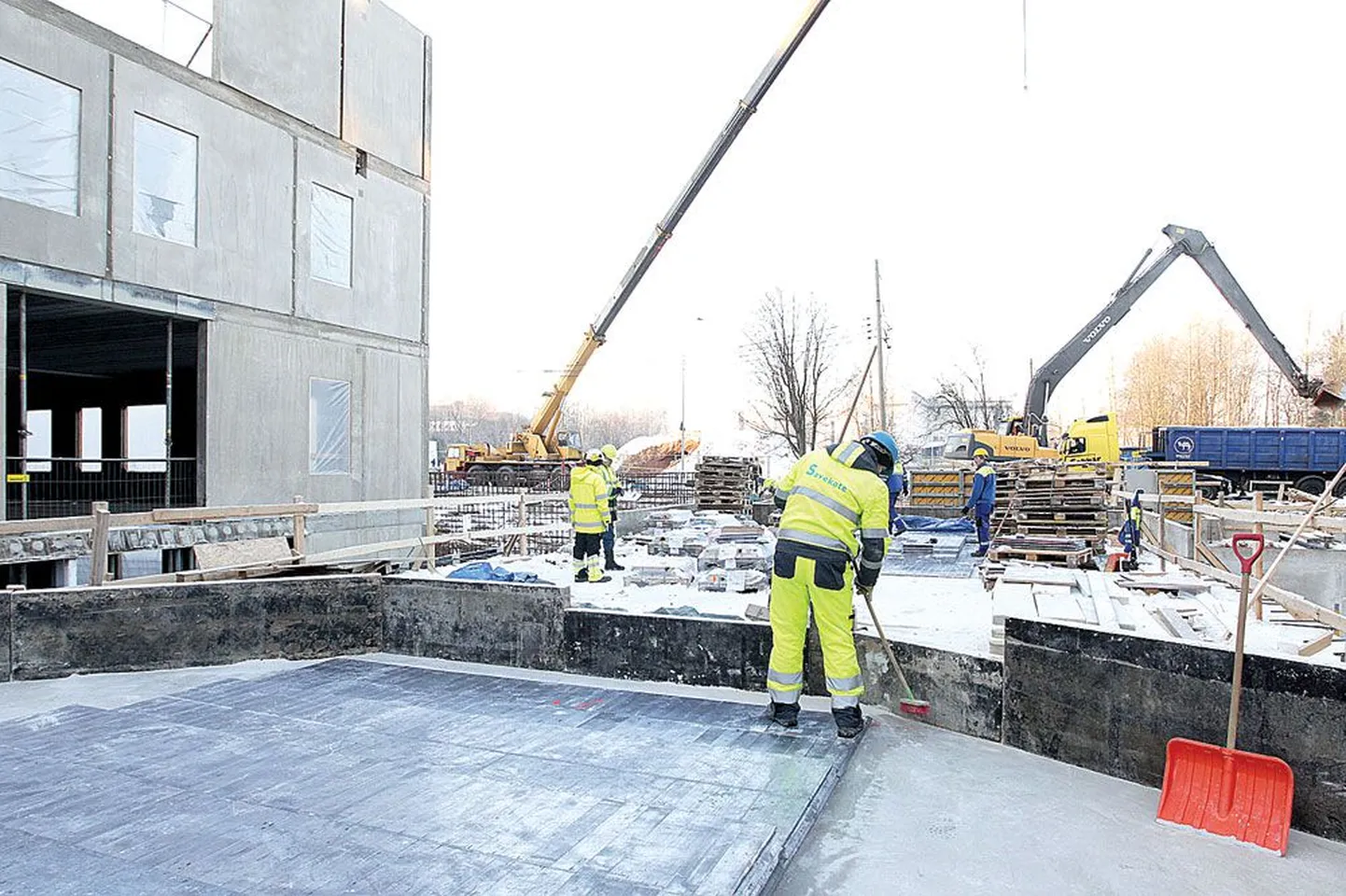 2016. aastaks valmivas uues Tartu ülikooli kliinikumi onkoloogiakeskuse hoones saab olema senise ühe kiiritusravi ruumi asemel neli. Eile alustati Maarjamõisa meditsiinilinnaku ehitusplatsil kiiritusravi kanjonite pliikatustele betooni paigaldamisega.