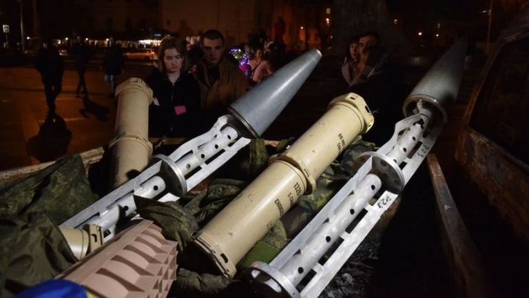 Накануне нового года жителям Львова продемонстрировали обломки российских ракет.