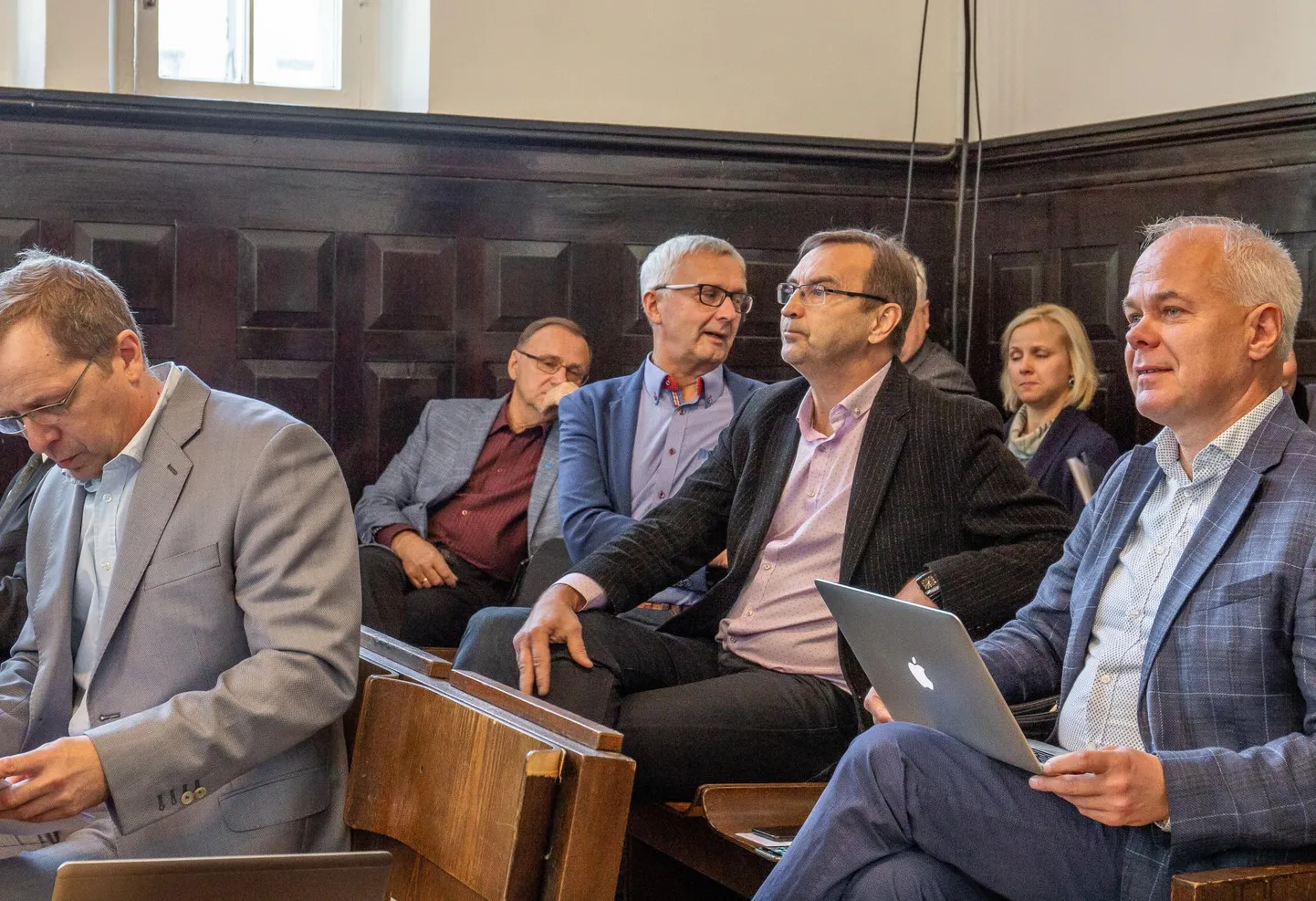 Pärast kuraditosin aastat kestnud pausi on Väino Linde (teises reas vasakult teine) Pärnu linnavolikogus tagasi. Selle ajaga on muutunud peamiselt volinike arv.