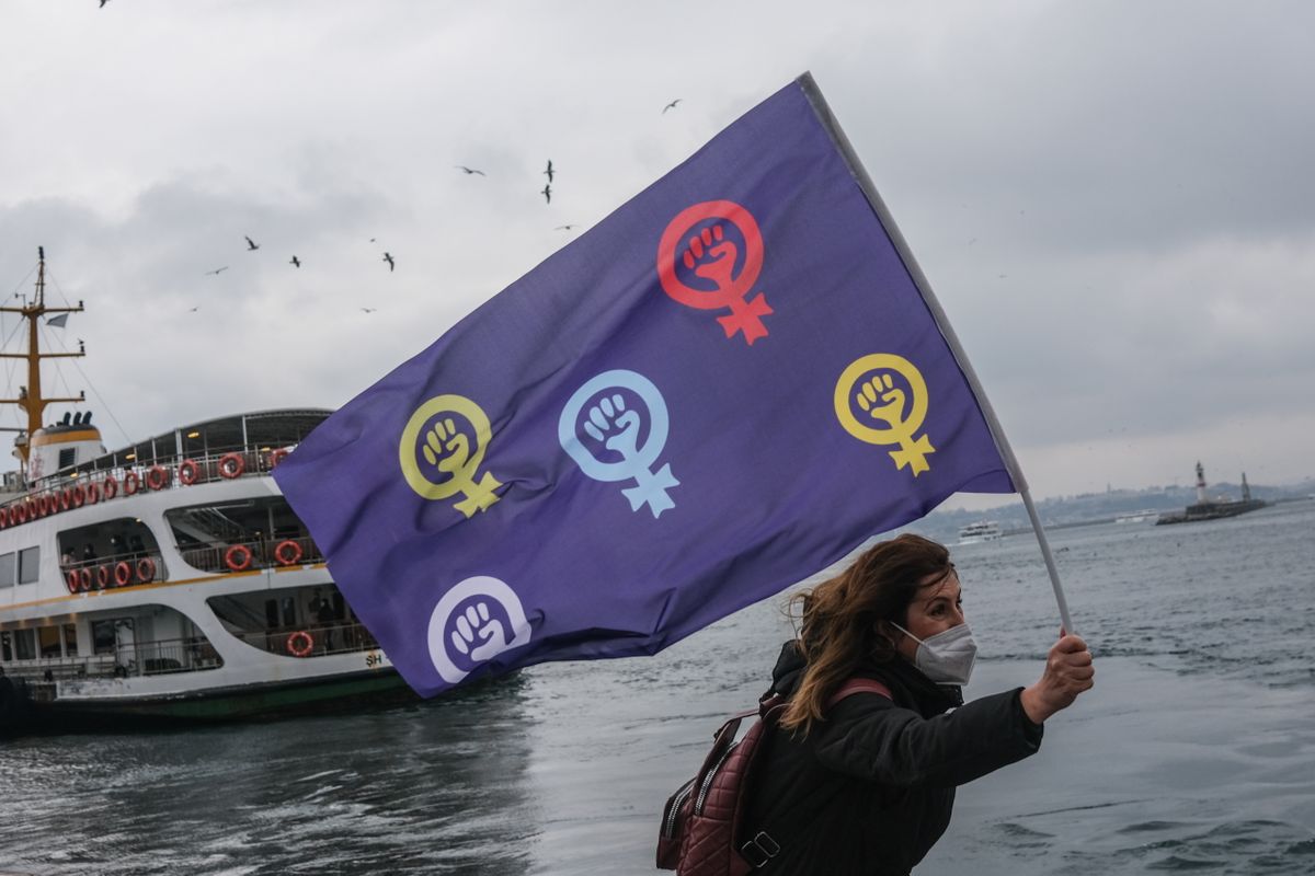 2021. gada 6. marts, Stambula, Turcija. Protestētāja ar feminisma zīmēm rotātu karogu pievērš uzmanību demonstrācijā, kas veltīta vardarbības izskaušanai Turcijā. 