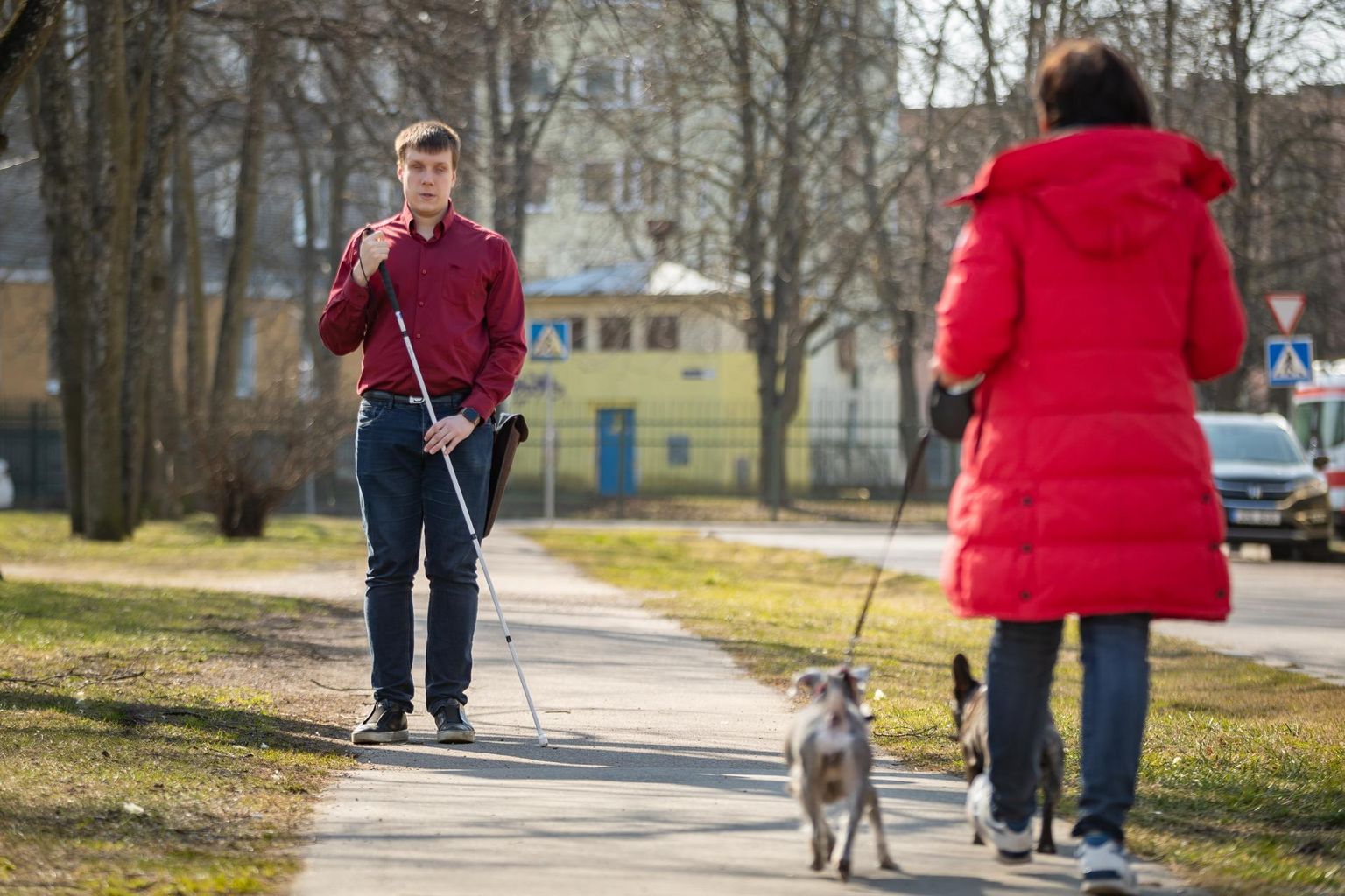 Слепой человек сейчас как будто отрезан от жизни. Трогать и нюхать нельзя, магазинное приложение на слепых не рассчитано, на улице за помощью не обратиться.
