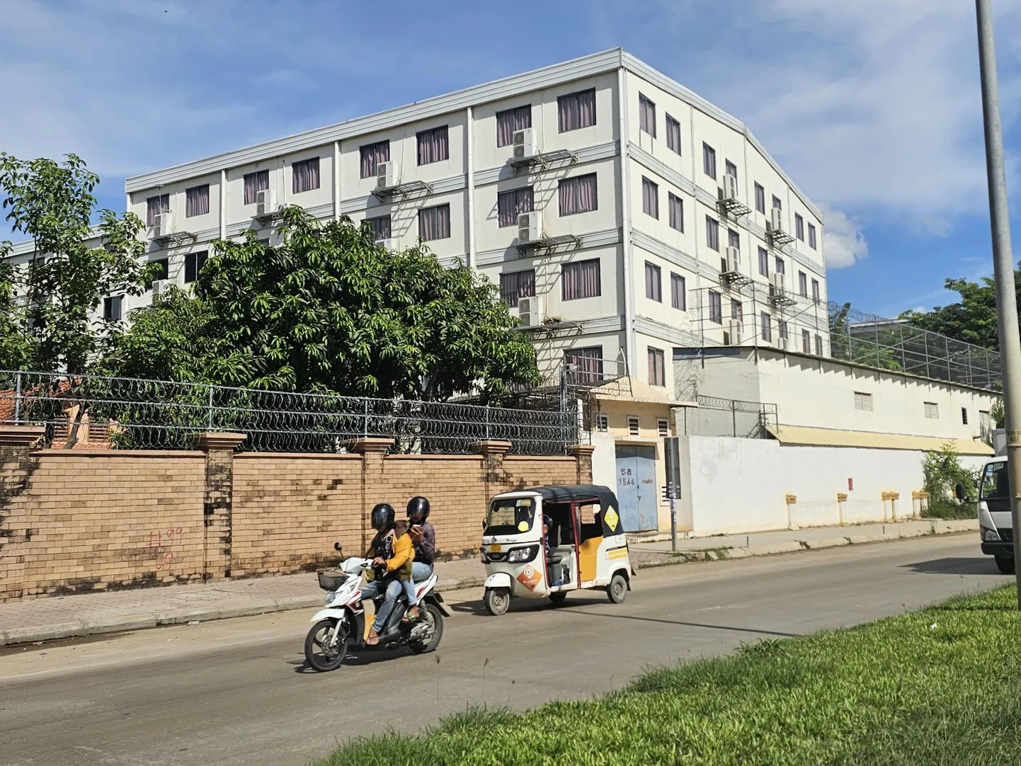 Seda Kambodža pealinnas Phnom Penhis asuvat hoonekompleksi ümbritsev okastraadiga müür meenutab kangesti vanglat ja sealsetele asukatele see sisuliselt ongi kinnipidamisasutus: selles Hiina maffia peetavas petukeskuses töötavad sajad inimkaubanduse ohvrid eurooplastelt raha välja meelitamise nimel.