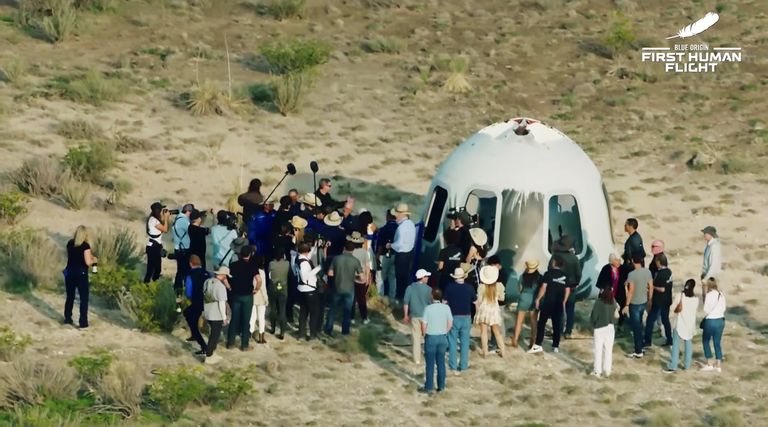 Kaader Blue Origin videost, millel on kosmosekapsel, millega Jeff Bezos, Mark Bezos, Wally Funk ja Oliver Daemen kosmoselennu tegid. Pildil lähedased ja Blue Originst töötajad kosmoses käinuid tervitamas