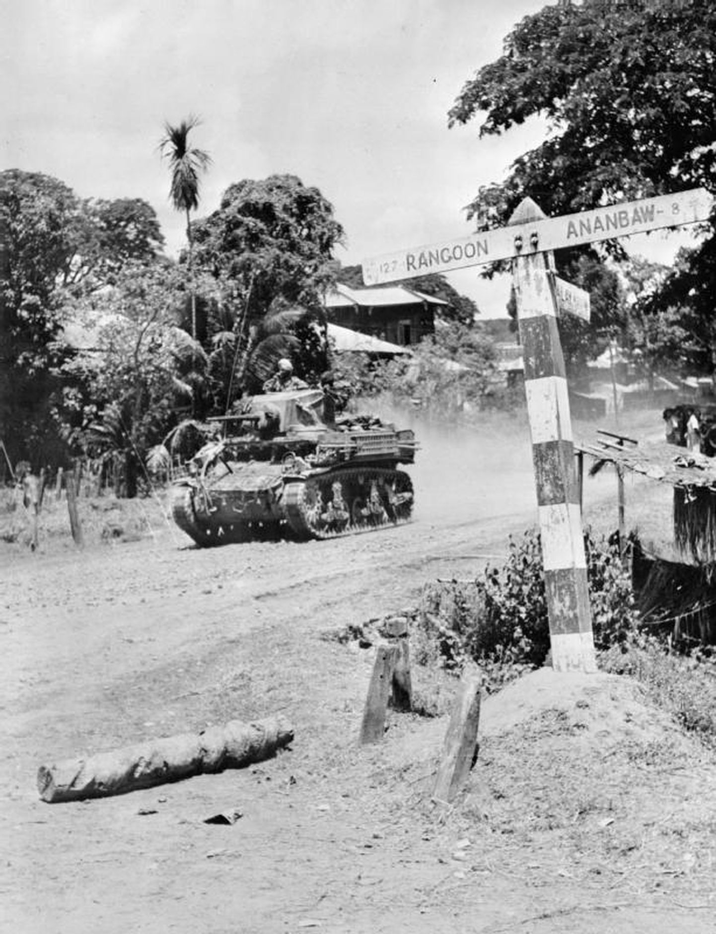 Briti tank liikumas Rangooni poole.