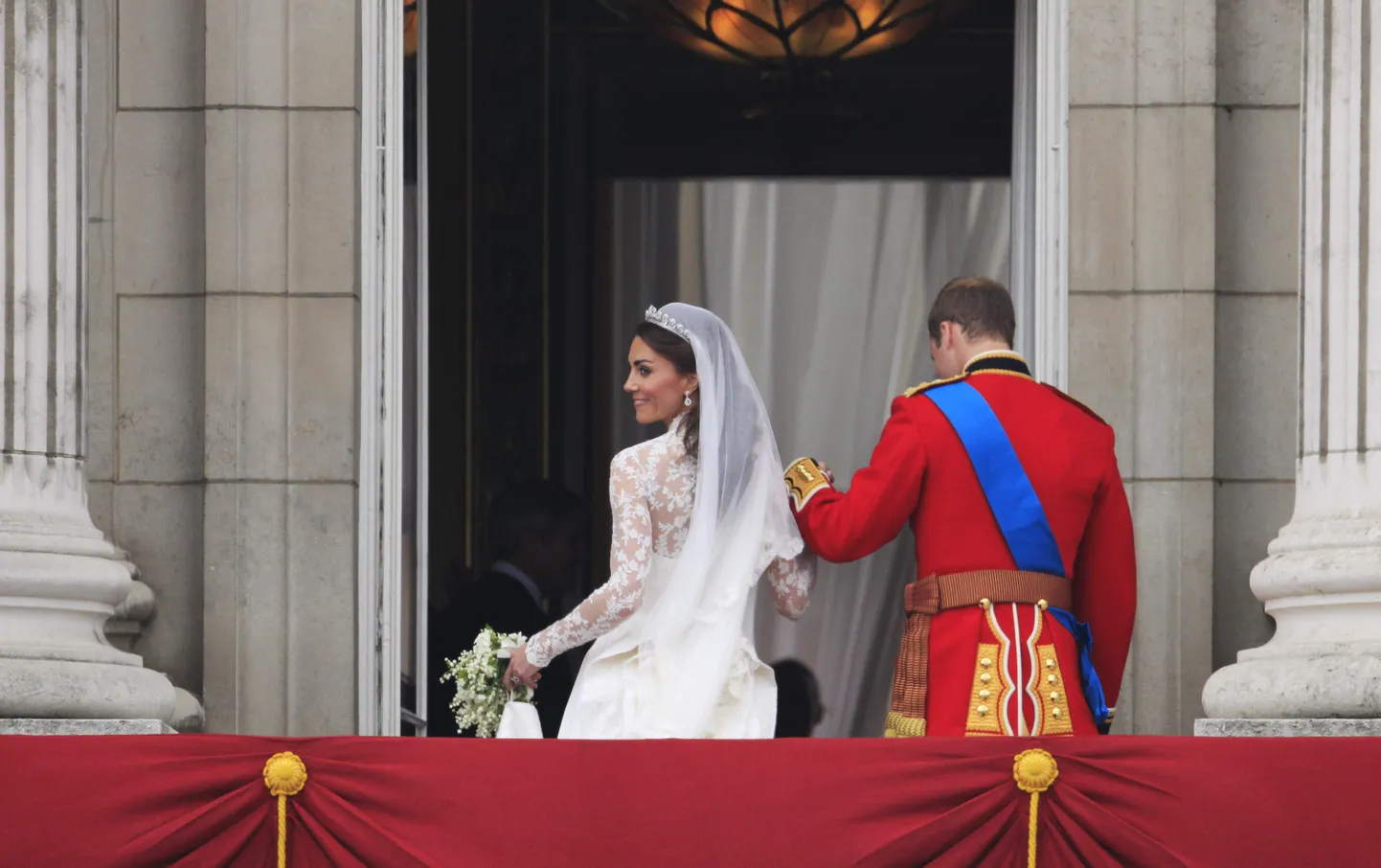 Prints William ja ta abikaasa, Cambridge`i hertsoginna Catherine Buckinghami palee rõdult lahkumas