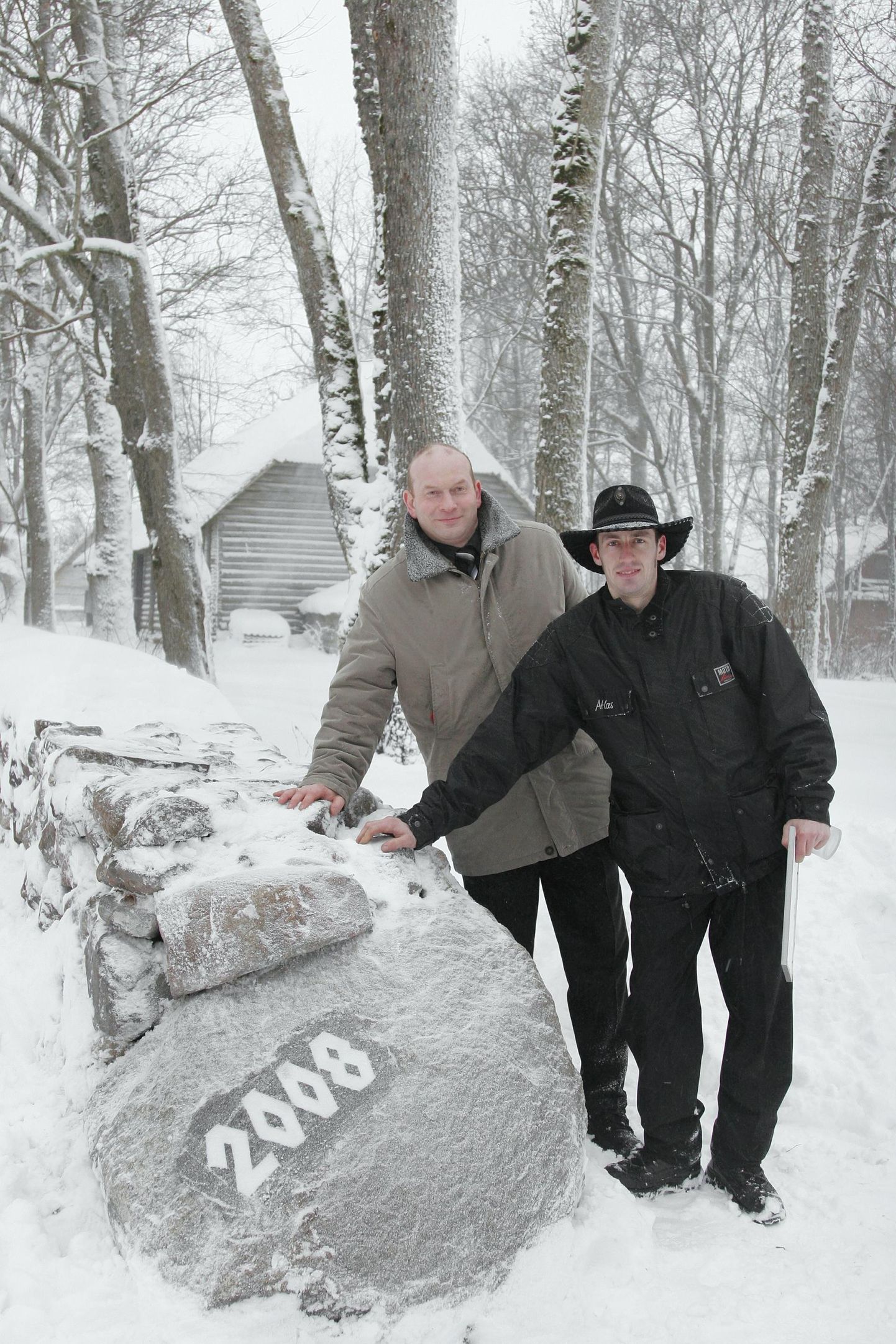 Sürgavere külaselts on aegade jooksul palju korda saatnud. 2008. aastal taastati nende algatusel kiviaed, mis ümbritseb mõisa südant. Külavanem Raul Espenberg on pildil vasakul, paremal aia taastanud firma juht Janek Tšulkovski.