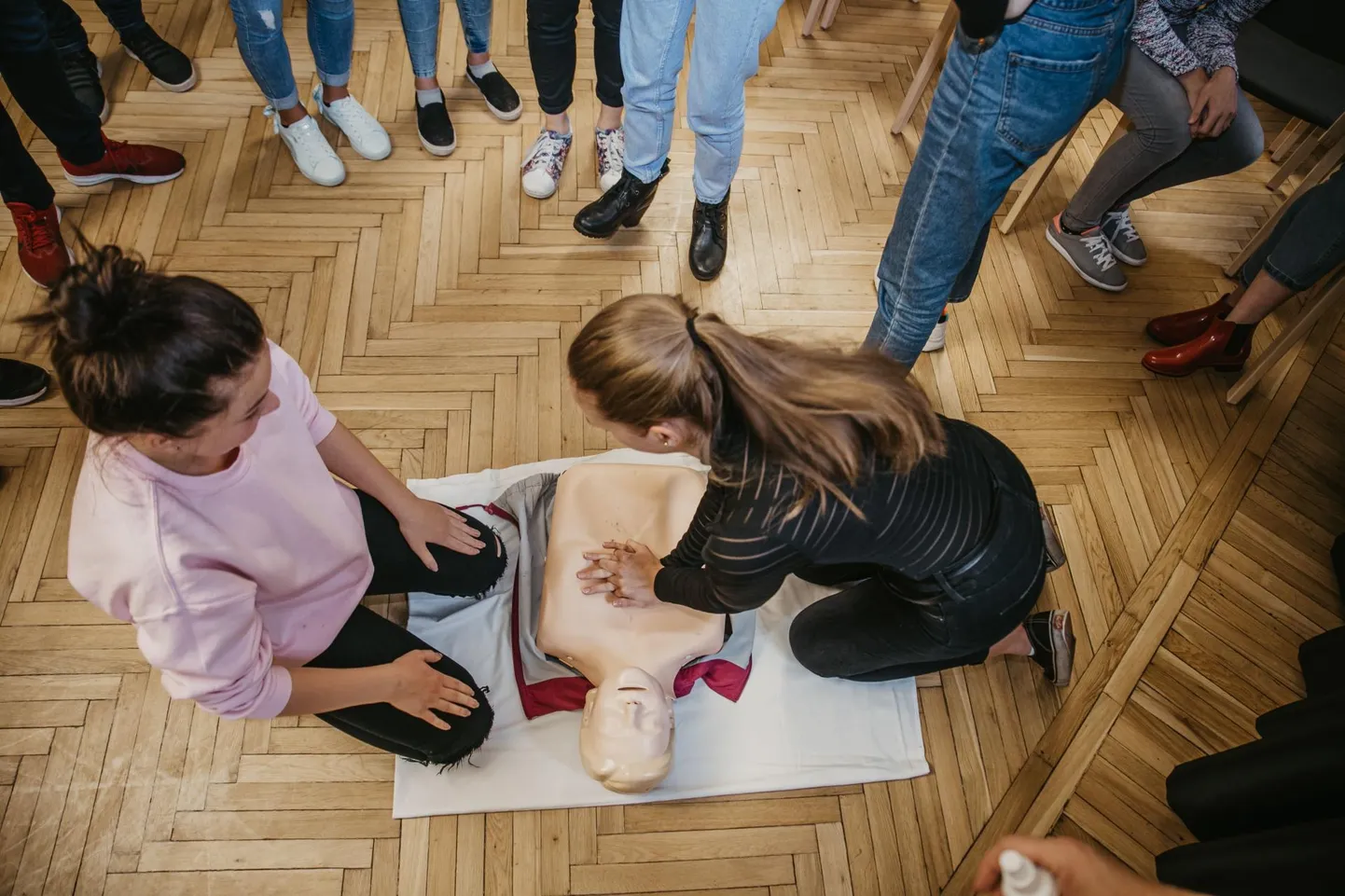 Elustamine, südamemassaaž. Elustamiskoolitus Pärnu Sütevaka humanitaargümnaasiumis, Punane Rist.