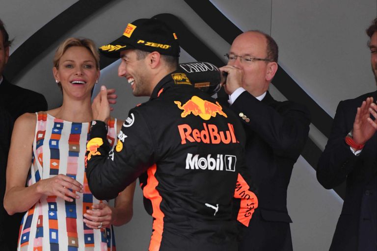 Monaco vürstinna Charlene ja vürst Albert II jõid Monaco GP auhinnajagamisel šampanjat